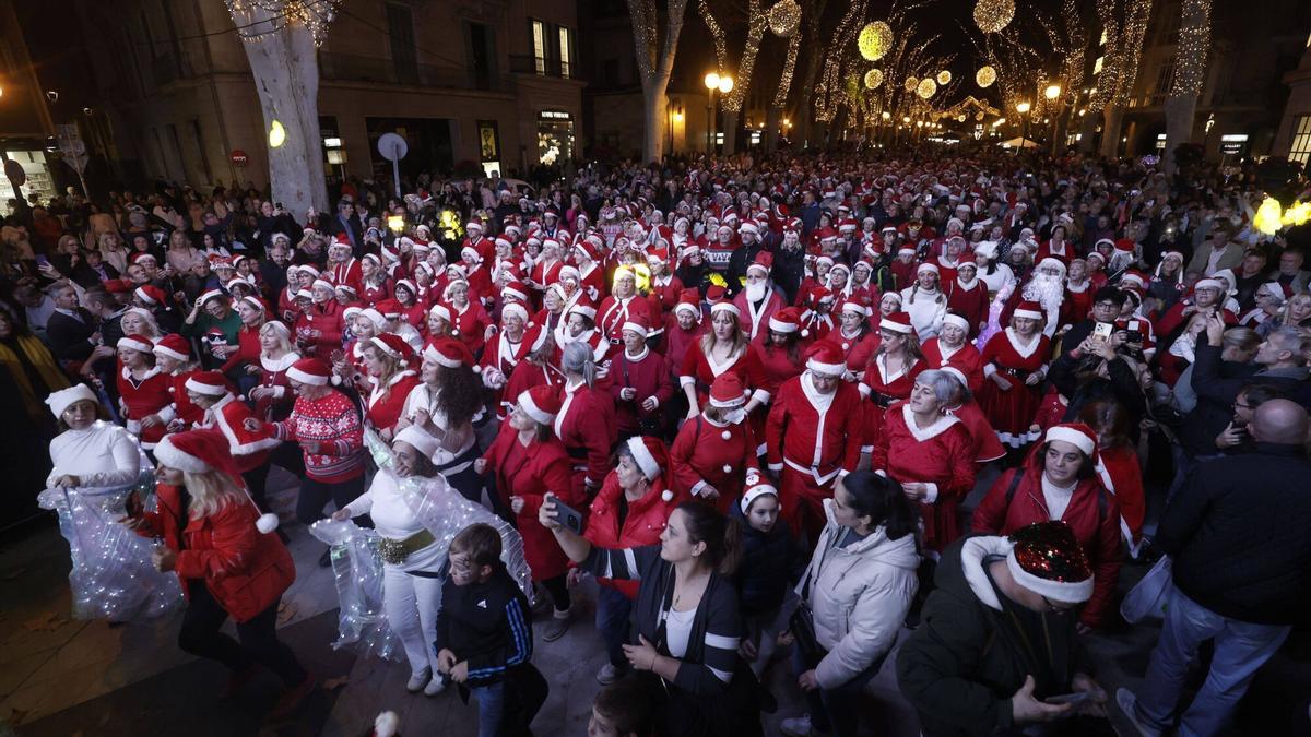 Una invasión de Papás Noel bailarines toma el paseo del Born en Palma