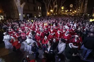 Una invasión de Papás Noel bailarines toma el paseo del Born en Palma