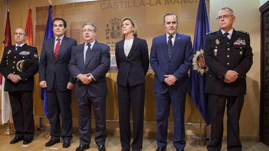 Dolores de Cospedal, en el centro, ayer en un acto oficial en Castilla-La Mancha, junto al ministro del Interior, Juan Ignacio Zoido. // Efe