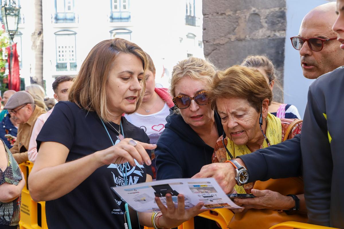 Un grupo de ciudadanos aguada en la Calle Real de la capital palmera la apertura de la tienda de la Bajada.