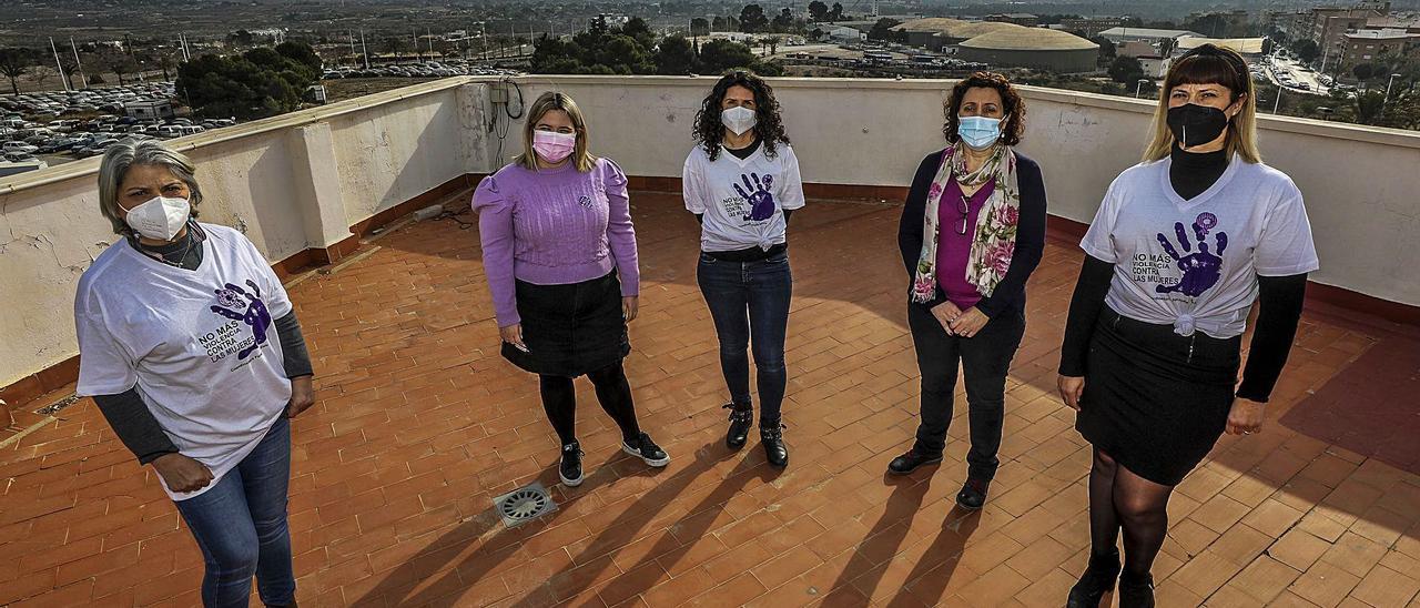 Cinco integrantes de la Coordinadora Feminista de Elche posan para INFORMACIÓN tras una de las reuniones para preparar el 8-M. | ANTONIO AMORÓS