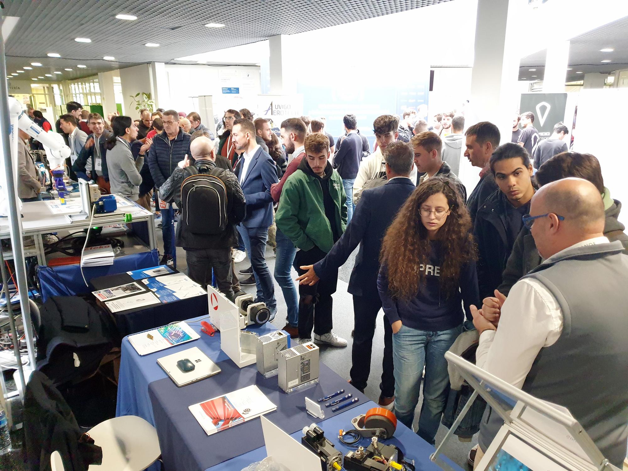 El &quot;showroom&quot; de empresas en el vestíbulo de Ingeniería Industrial.