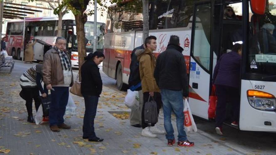 Usuaris del transport en autocar a la parada de Berga