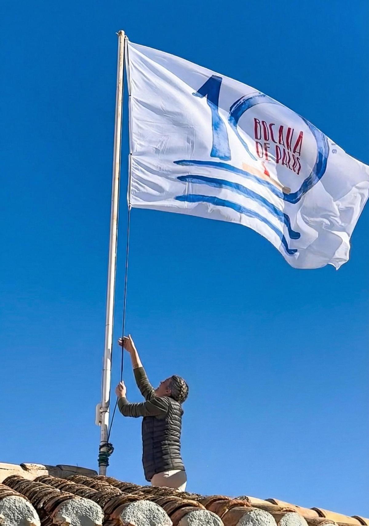 Bandera izada con motivo del X aniversario del restaurante