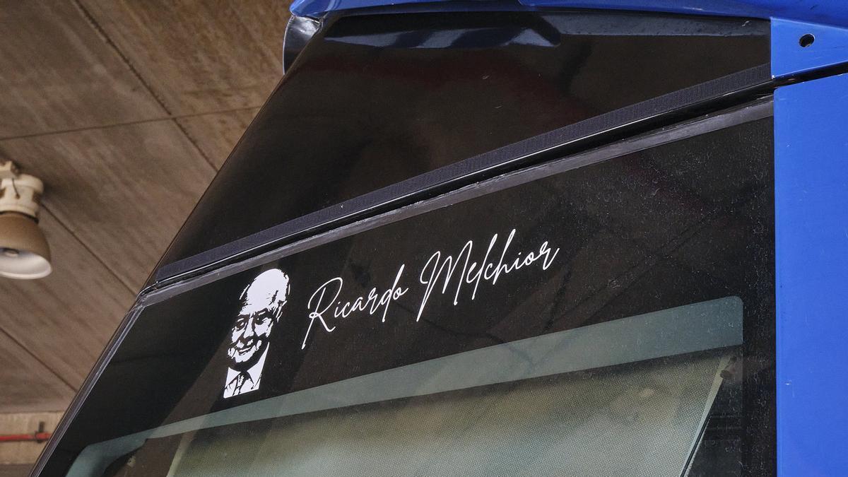 Rotulación de un tranvía en honor a Ricardo Melchior.