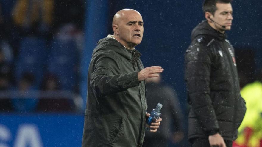 Óscar Gilsanz en la banda de Riazor. | Casteleiro/Roller Agencia