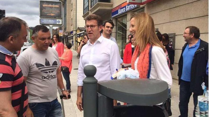 Feijóo y la candidata coruñesa Marta González, ayer, en el mercado de Bertamiráns.