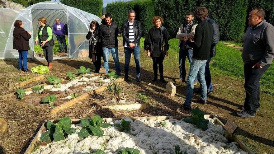 Participantes del curso de agricultura ecológica muestran los huertos, en los que ponen lana.