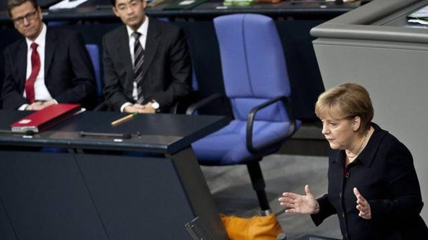 Merkel dice que quien pide los eurobonos es que &quot;no ha entendido la crisis&quot;