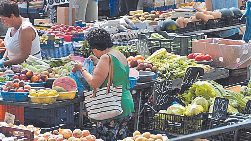 Els mercats tradicionals de la fruita i la verdura conviuen amb la Figueres més turística de Dalí