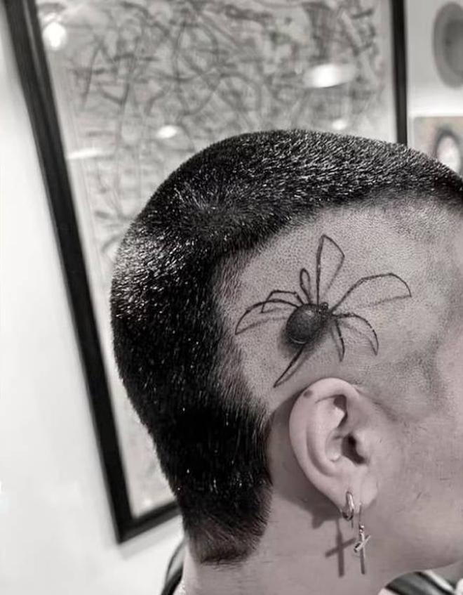 Demi Lovato estrena tatuaje de araña en la cabeza