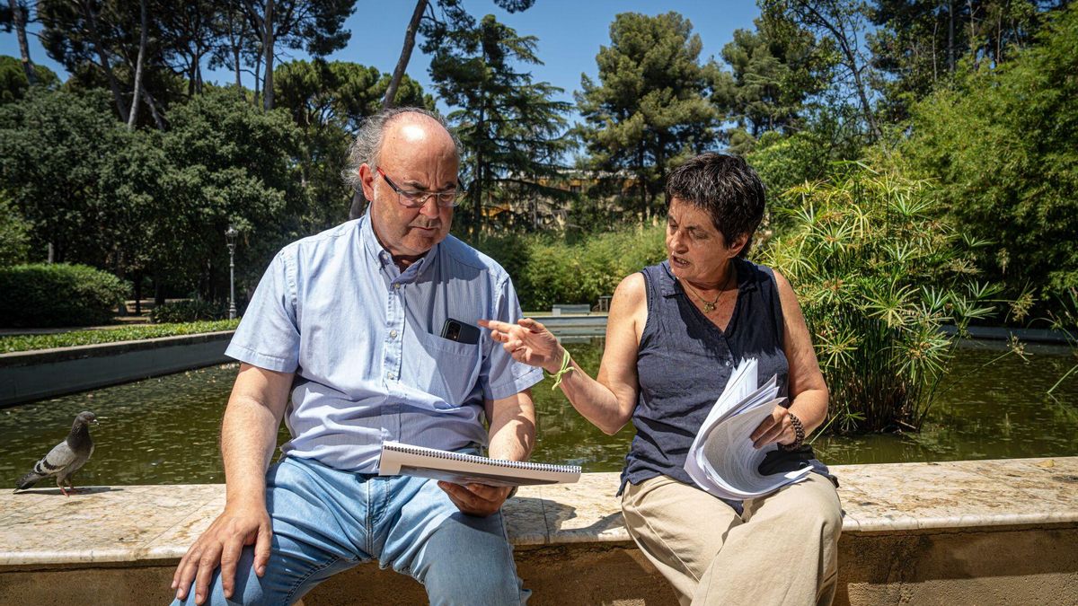 Lluís Toldrà, abogado y portavoz de Depana, y Cristina Sánchez, portavoz de SEO Birdlife en Catalunya, manejan los documentos relacionados con la propuesta de ampliación.