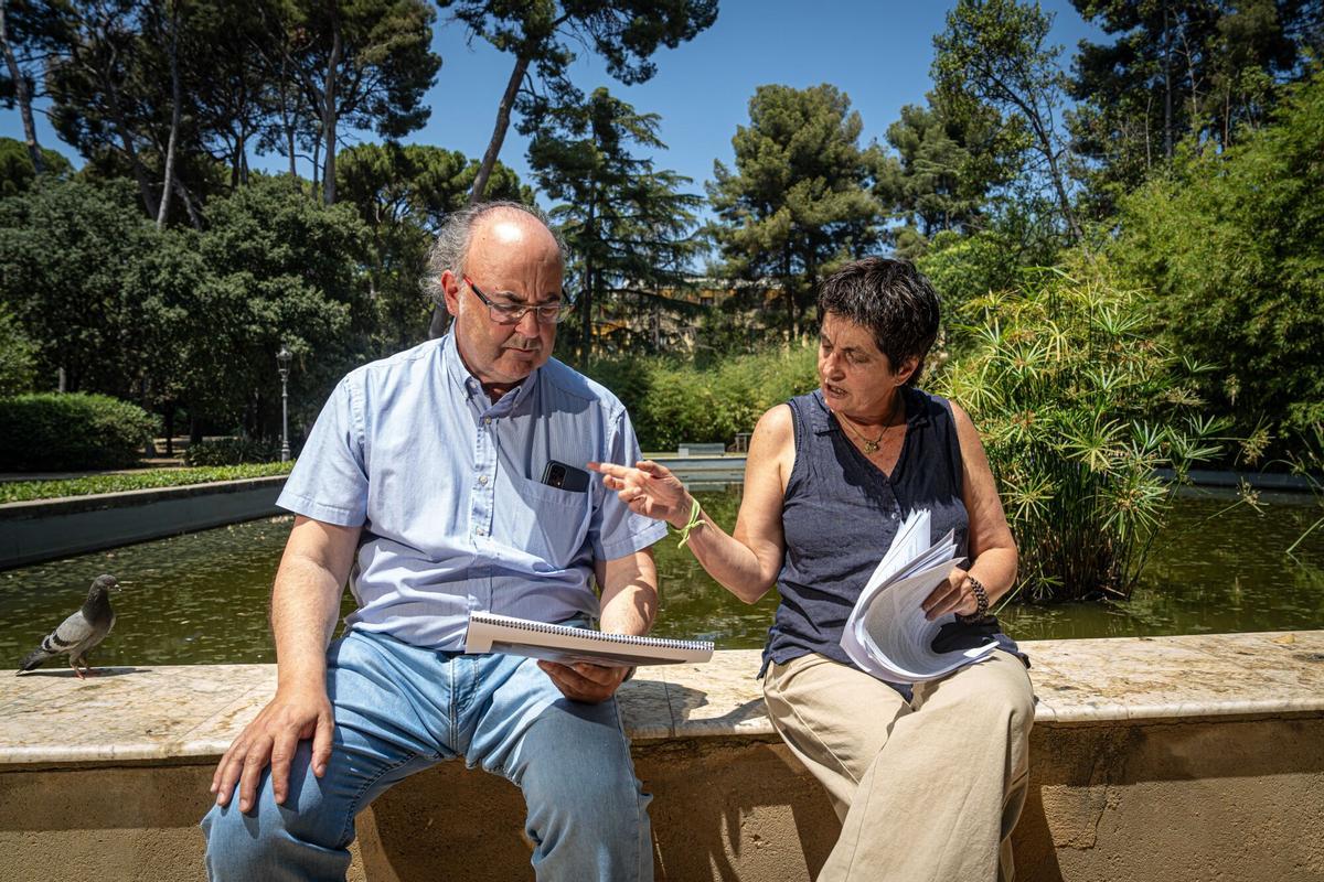 Lluís Toldrà, abogado y portavoz de Depana, y Cristina Sánchez, portavoz de SEO Birdlife en Catalunya, manejan los documentos relacionados con la propuesta de ampliación.
