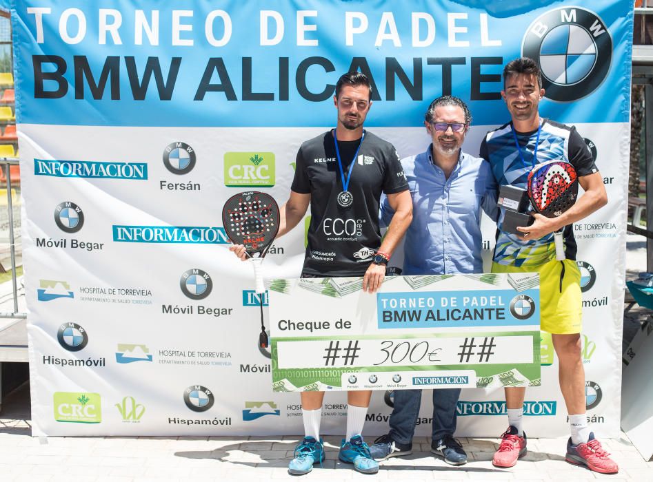 Subcampeones 1ª categoría masculina: Juanmi Such y Christian Ramos. Entrega el premio José Santacreu, gerente de Fersán