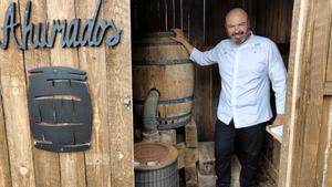 El cocinero Andrés Torres, en una caseta de la finca donde preparan los ahumados.