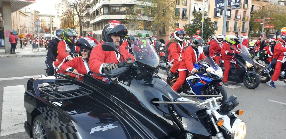 La ''papanoelada motera'' reuneix més de 700 motos a Girona