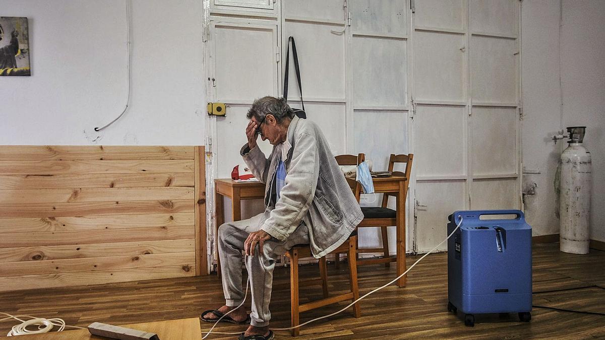 Cristobal Rodríguez, junto a su respirador, en la vivienda de alquiler. | | JOSE CARLOS GUERRA