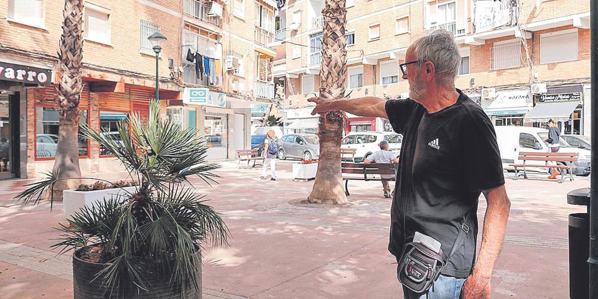 Paco Bravo señala una de las zonas donde había parterres en la plaza Monseñor Bocanegra, en Miraflores de los Ángeles