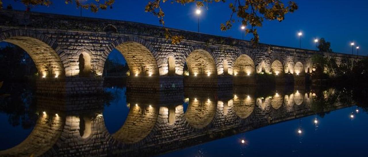 El Puente Romano de Mérida con su iluminación artística encendida.