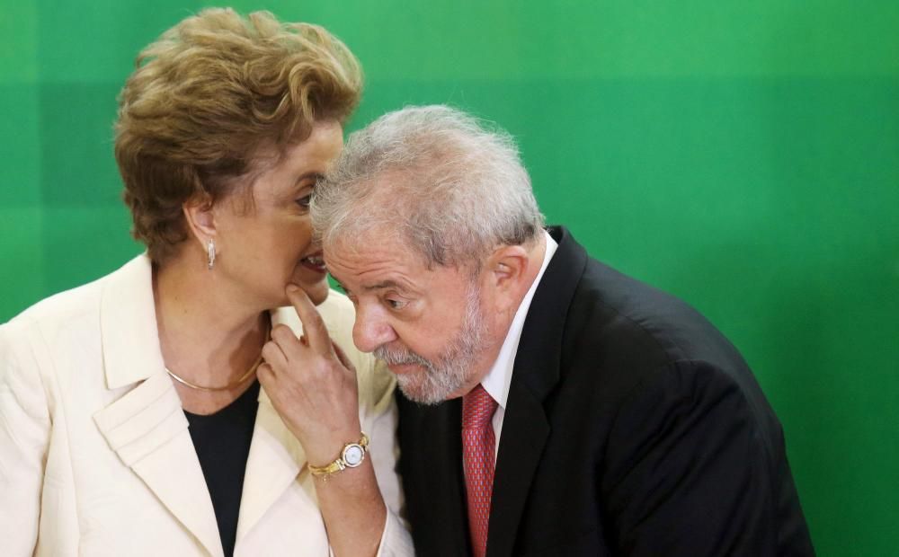 La presidenta de Brasil, Dilma Rousseff hablando con el ex presidente Luiz Inácio Lula da Silva en el palacio de Planalto en Brasilia.