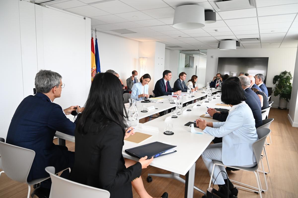 El presidente del Gobierno, Pedro Sánchez, junto a la ministra de Industria, Reyes Maroto, durante su reunión con las gestoras de inversión y fondos de capital riesgo, este 21 de julio en Nueva York. 