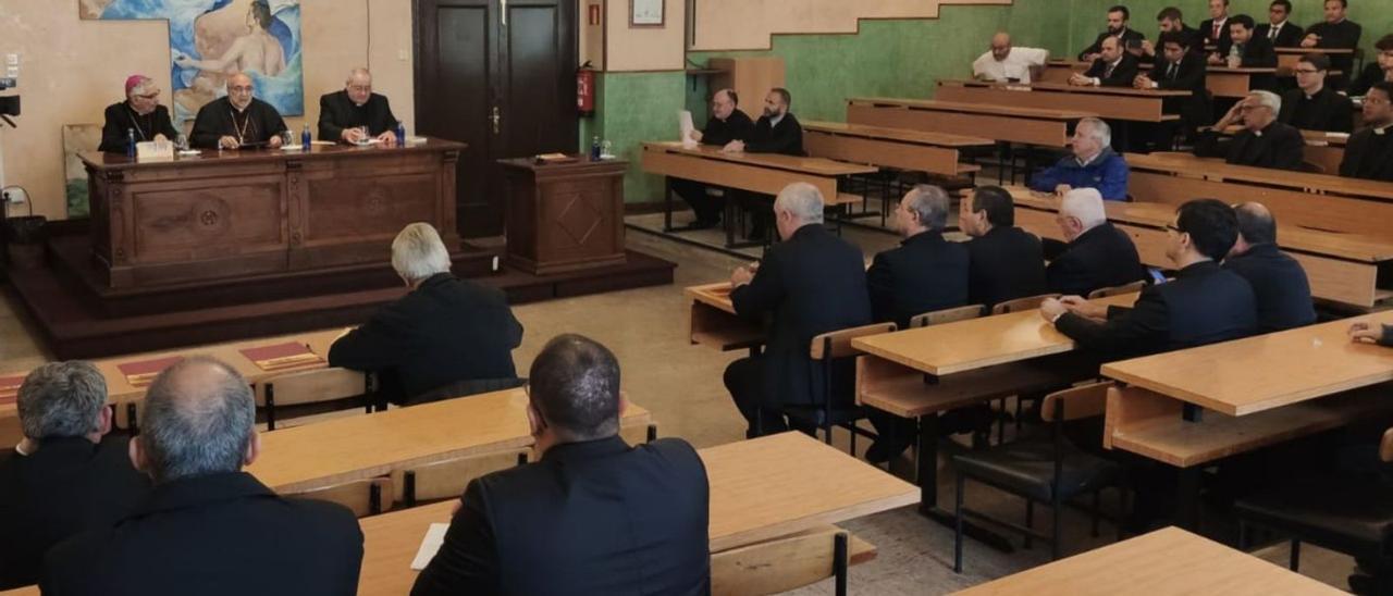 En la mesa, por la izquierda, Manuel Sánchez Monge, Jesús Sanz Montes y Fernando Llenín durante el acto inaugural del curso del Seminario Metropolitano de Oviedo. | LNE