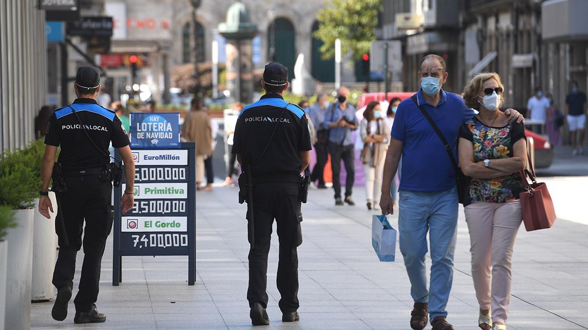 Dos agentes vigilan una calle de Pontevedra