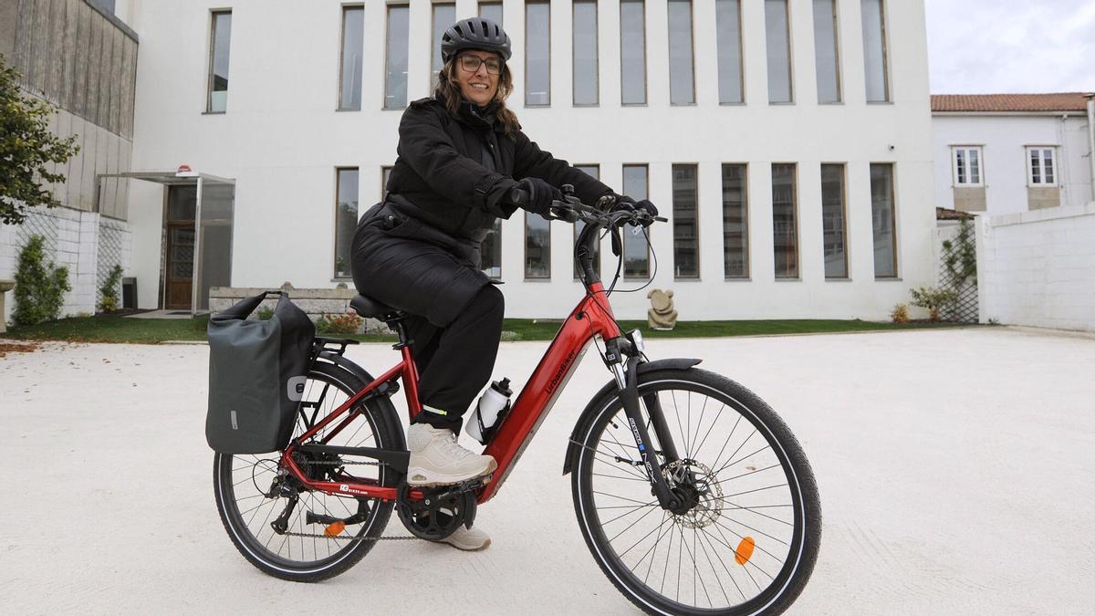 La alcaldesa de Silleda hace 7 km en una bicicleta eléctrica para llegar al Concello