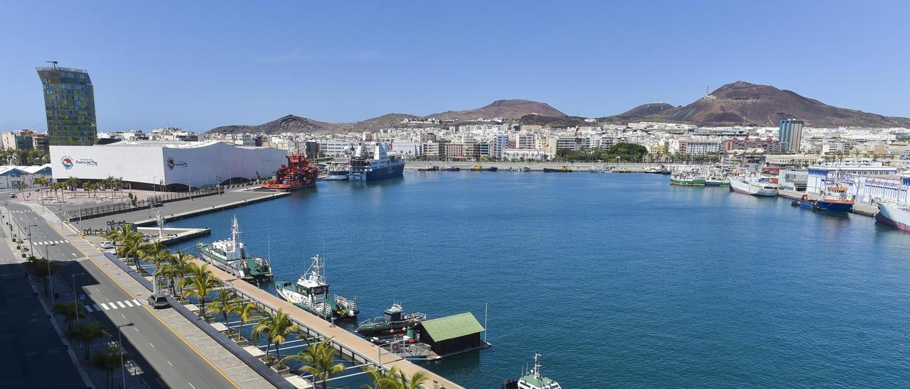 Vista del muelle de la dársena de los muelles Pesquero, del Refugio y Sanapú.