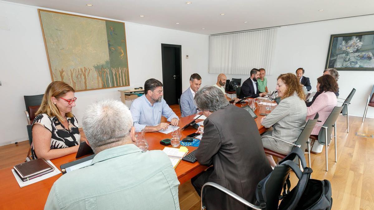 Una reunión del Consejo de Administración de Aguas de Alicante, empresa mixta que gestiona el servicio