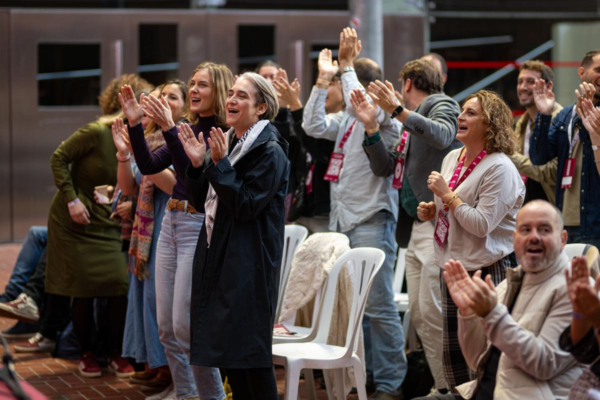 La líder de los Comuns en el Parlament de Catalunya, Jéssica Albiach (i), y la exalcaldesa de Barcelona y excoordinadora de Catalunya en Comú, Ada Colau (2i), durante la primera jornada de la Assemblea Nacional de Catalunya en Comú, en el Campus Ciutadella de la Universitat Pompeu Fabra, a 16 de noviembre de 2024, en Barcelona, Catalunya (España). Comuns (Catalunya en Comú) celebra este fin de semana su IV Asamblea Nacional después de haber consensuado una candidatura única a la ejecutiva, y con la elección de dos coordinadoras nacionales, Candela López y Gemma Tarafa, que buscan fortalecer el partido de cara a las municipales de 2027. 16 NOVIEMBRE 2024;ASAMBLEA;POLÍTICA;ELECCIONES;MUNICIPALES;COMUNS Lorena Sopêna / Europa Press 16/11/2024. ADA COLAU BALLANO;JÉSSICA ALBIACH;Lorena Sopêna