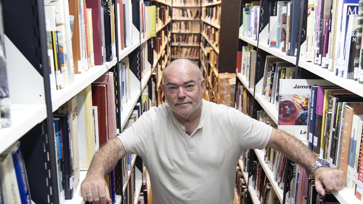 Rafael Inglada, experto en la vida y obra de Picasso, posando en la biblioteca de la casa natal del pintor en Málaga.