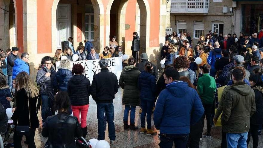 Los participantes en la marcha se concentraron inicialmente junto al consistorio. // Gonzalo Núñez