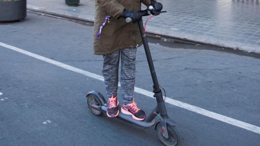 El conductor de un patinete atropella a una mujer en València