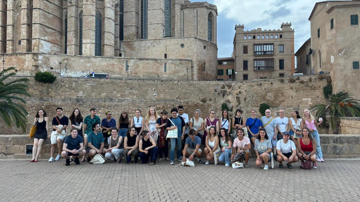 Els alumnes de l’estada lingüística promoguda per l’Institut Ramon Llull han visitat diversos indrets de l’illa.