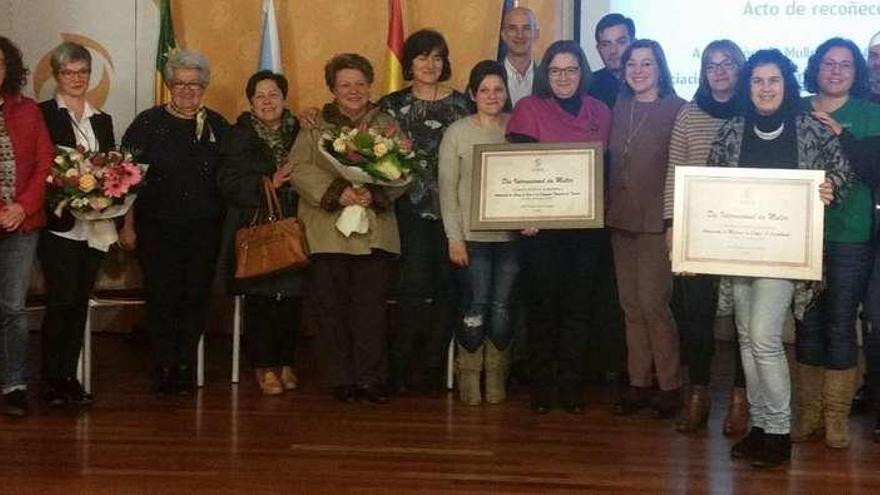 Algunos de los integrantes de las asociaciones homenajeadas ayer por el Concello de Curtis.