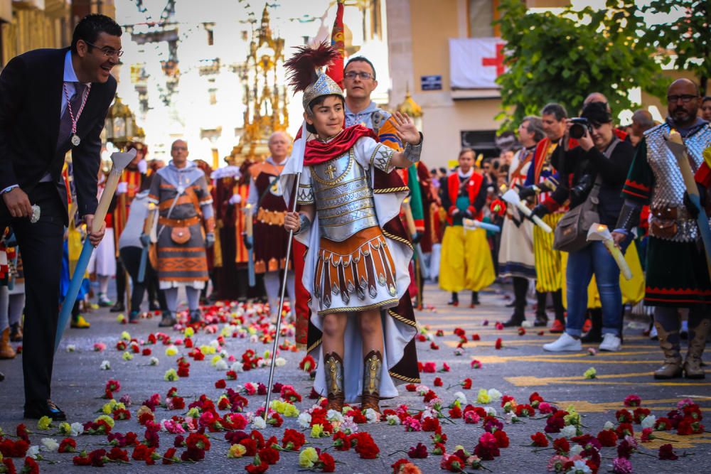 La procesión de la reliquia es uno de los actos que más agradan a los alcoyanos en el día dedicado al patrón San Jorge.