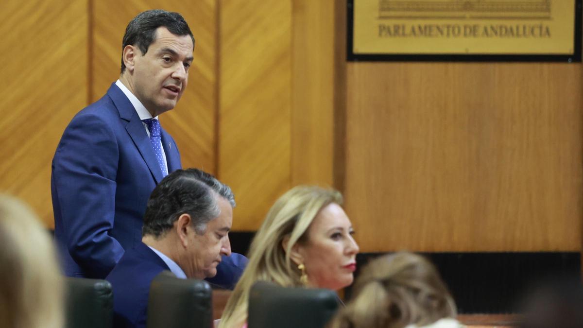 El presidente de la Junta de  Andalucia, Juanma Moreno, este jueves, en el Pleno del  Parlamento andaluz.