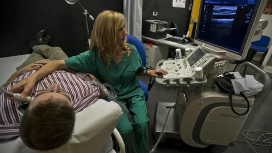 La doctora Mar Masiá, en el transcurso de una consulta.