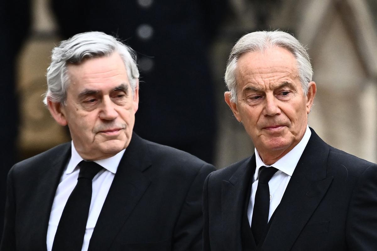 Los exprimer ministros Gordon Brown (izquierda) y Tony Blair, a su llegada al funeral.