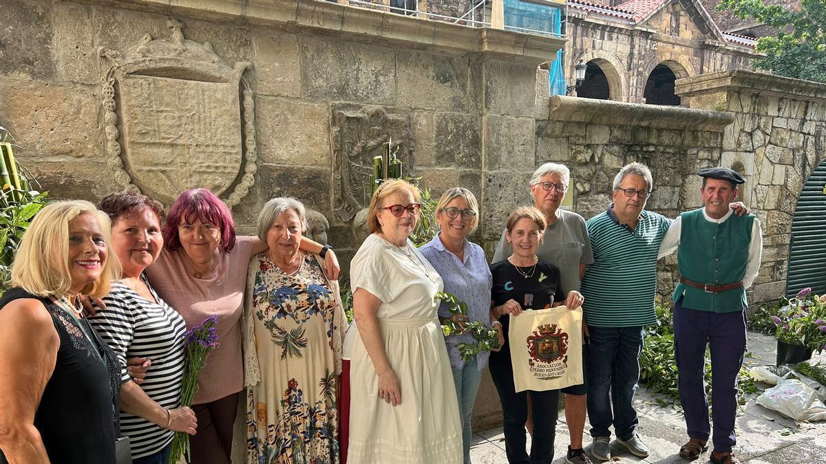 Avilés engalana sus fuentes por San Juan: “A la gente le está encantando”