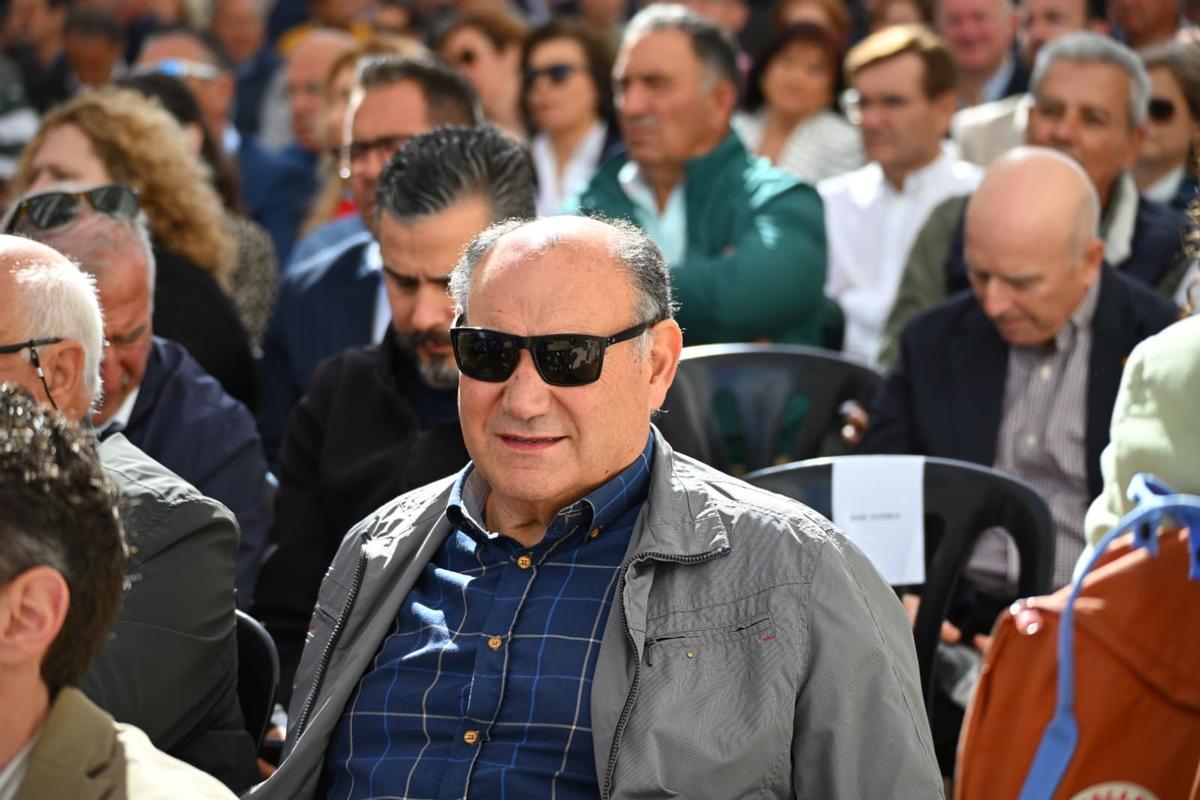 Luis Vicente Mateo, alcalde socialista de Benferri, en el acto protagonizado por las intervenciones del presidente valenciano y murciano, ambos del PP