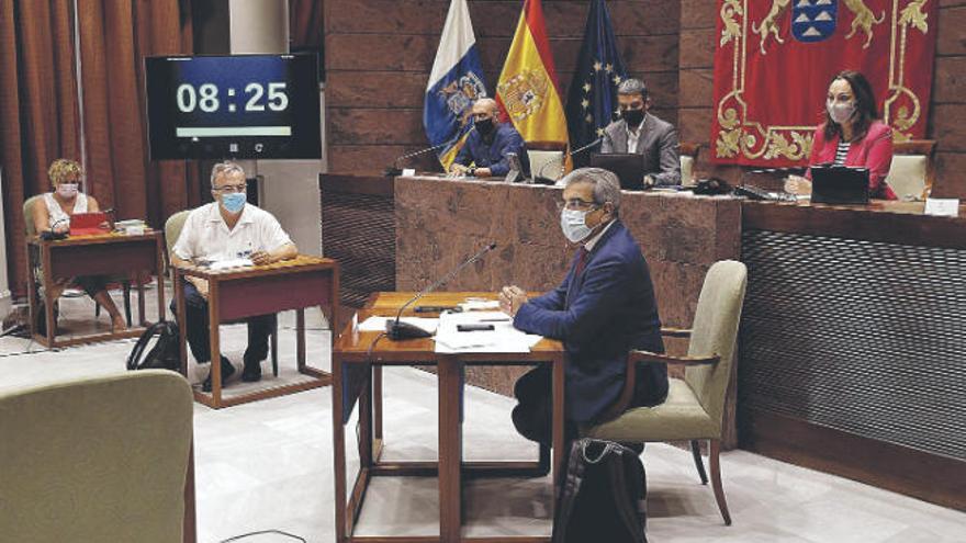 Román Rodríguez, ayer, durante su comparecencia en la comisión parlamentaria de Presupuestos y Hacienda .