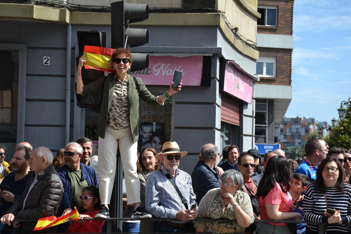 María Prada, aguantando sonriente el equilibrio y el calor, para ver bien el desfile