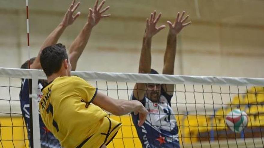 Ramón remata en el duelo de la primera vuelta en Palma.