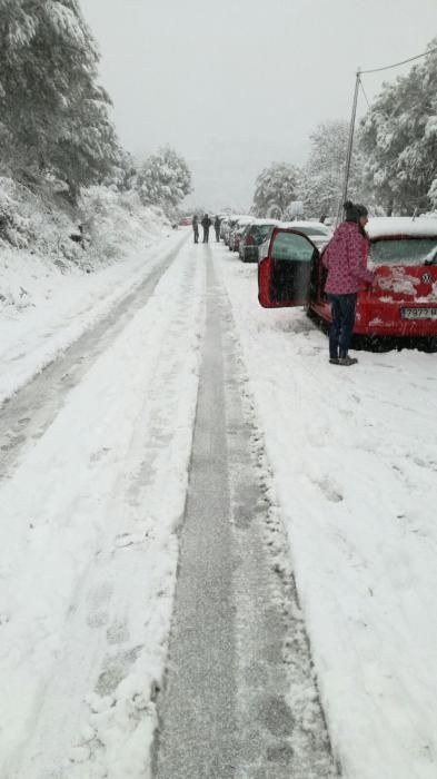 Im Laufe des Dienstagvormittags (17.1.) bedeckten die Flocken zunächst die höher gelegenen Bergpässe auf Mallorca, später auch die tiefer liegenden Gebiete der Insel. Gegen Mittag waren die ersten Strände im Inselnorden weiß bedeckt.