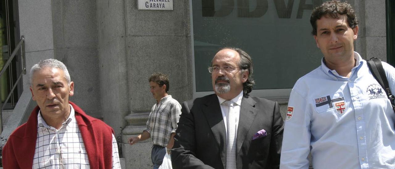 Por la izquierda, Antonio Veiga, José María González de Caldas y Alfredo García Amado, en Gijón.