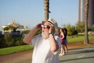 "Estamos en Sevilla y en agosto, si no vemos el eclipse ¿qué hacemos?": crónica de una tarde mirando al sol con el cielo sepia