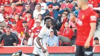 Un aficionado del Real Mallorca realiza gestos racistas en Son Moix tras el gol de Thouaméni