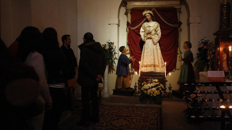 Fieles frente a la Virgen de la Saleta.